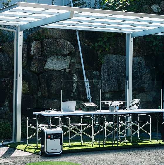 屋根付きのテーブル